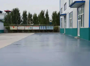 东城彩色路面喷涂翻新的材料对冬季